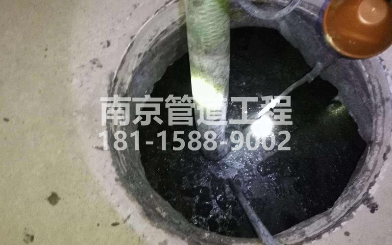 216明故宫清理化粪池