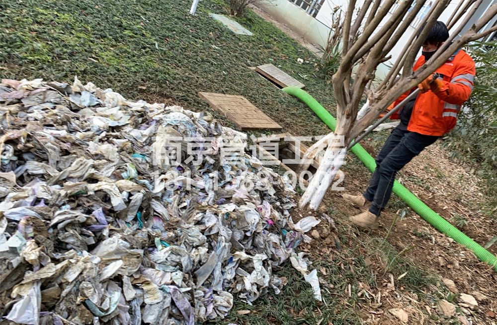 315明故宫化粪池垃圾清理